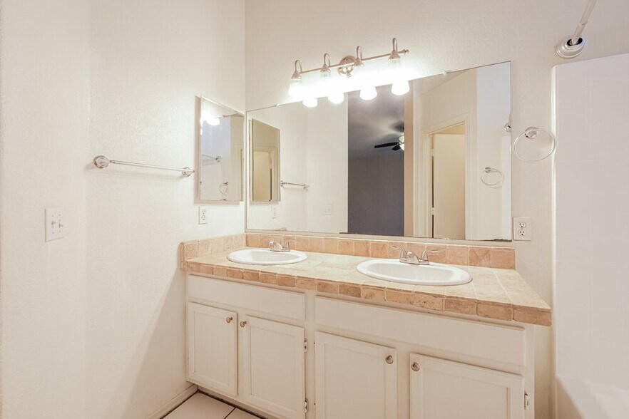 Building Photo - 8667 W Palm Ln