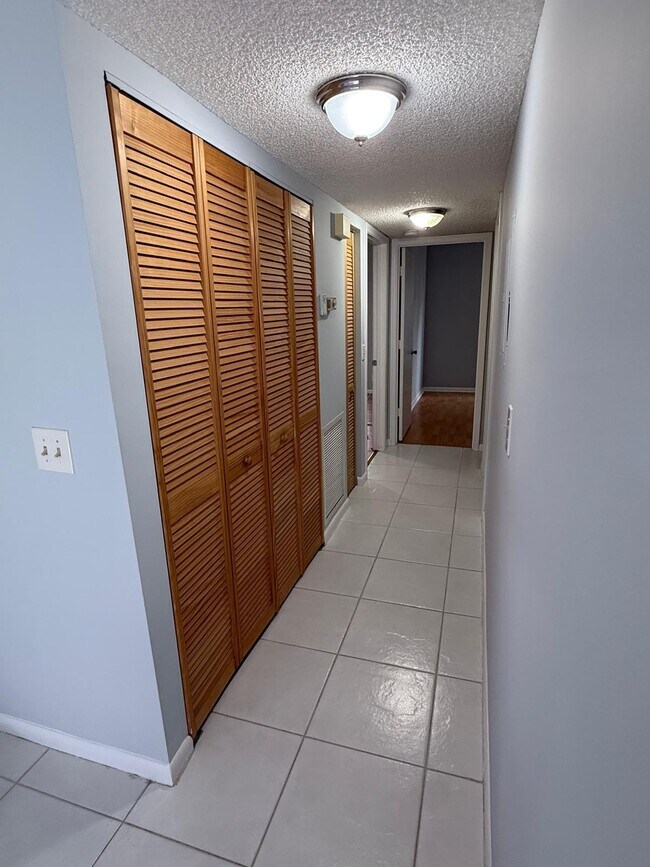 Building Photo - 2335 SW 22nd Ave