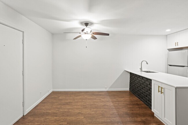 Building Photo - 2121 Fountain View Dr