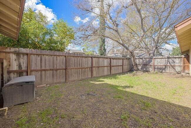 Building Photo - 1305 Sylvan Meadows Dr