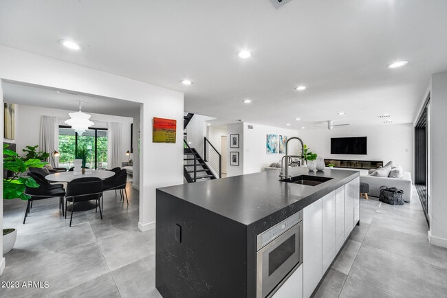Building Photo - 8618 N Timberlane Dr