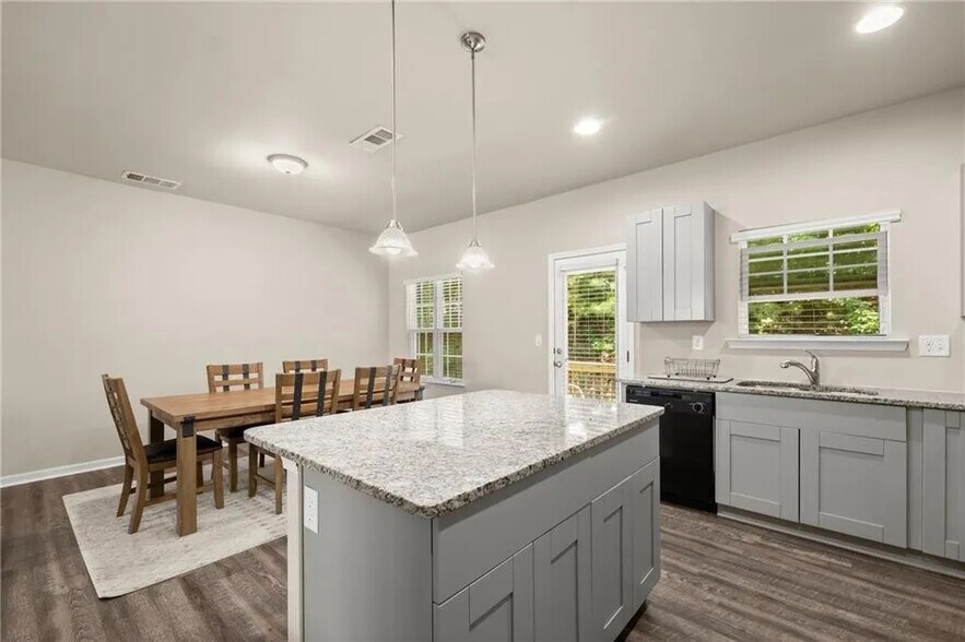 Building Photo - Room in Townhome on Chatham Ridge Dr
