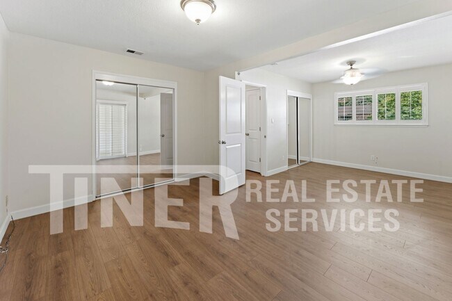 Building Photo - 8 Saratoga Cir
