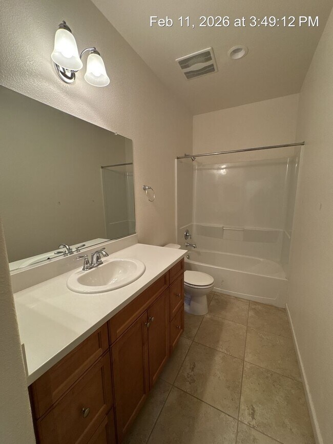 Building Photo - 4 Bedroom home! Rent Ready NW Visalia!