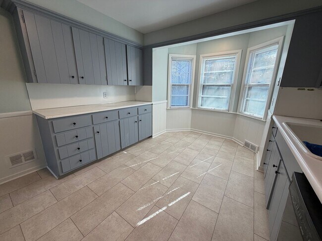 Building Photo - Charming Updated 3-Bedroom in the Heart of Alger Heights
