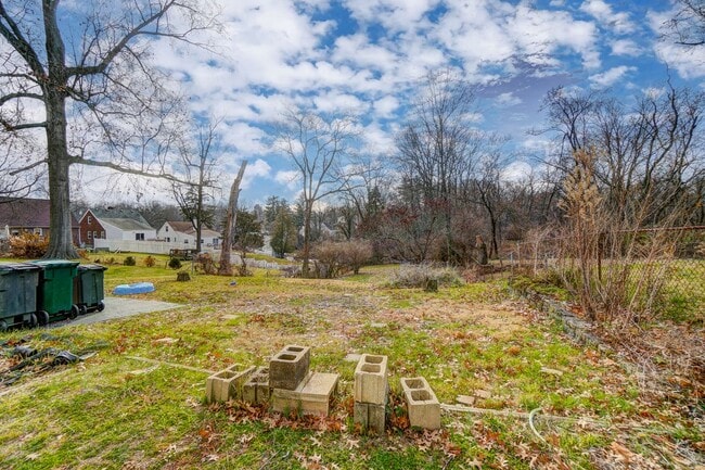 Building Photo - 2 Bedroom, 1 Bathroom with Large Backyard!