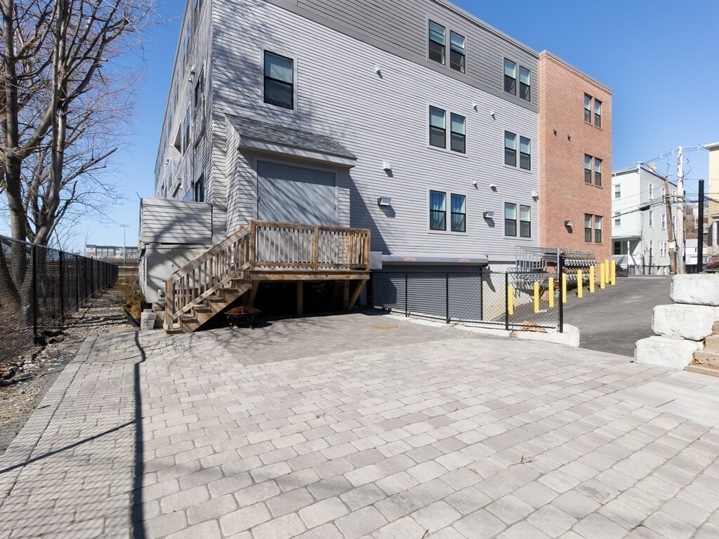 Building Photo - 16 Boardman St