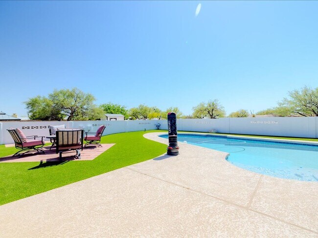Building Photo - 1 Bedroom 1 Bathroom FULLY FURNISHED! COMM...