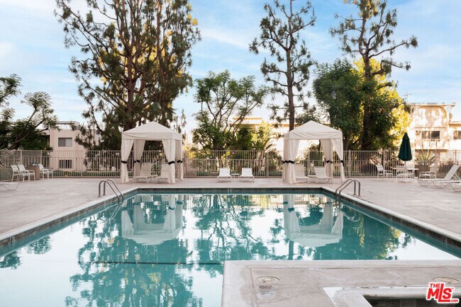 Building Photo - 100 S Doheny Dr