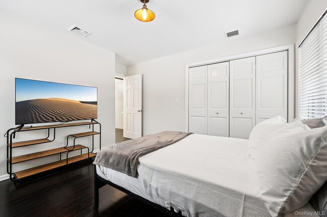 Building Photo - 6 Carol Ln