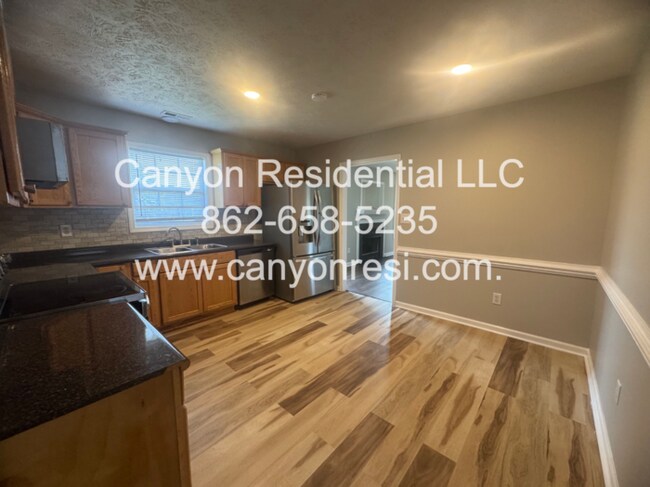 Building Photo - 301 Hawthorn Dr