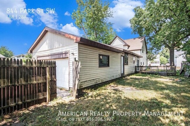 Building Photo - 844 Park St SW