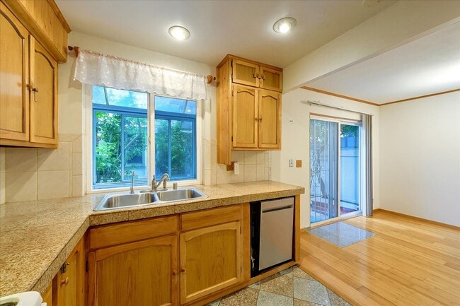 Building Photo - Fantastic 2-Bed, 2-Bath Townhouse with Pri...