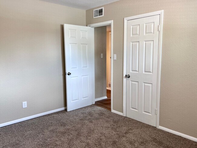 Building Photo - Ranch Home 3BD/2BA Conveniently Located Mi...