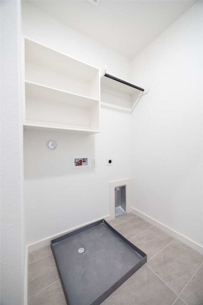 Building Photo - 1943 Longmire Villas Ct