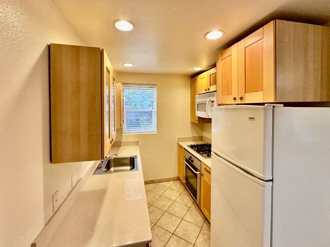 Building Photo - 326 Chamberlain Ave