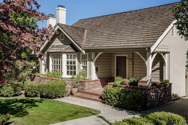 Building Photo - Charming Burlingame Home, 2 Bedroom / 1.5 ...