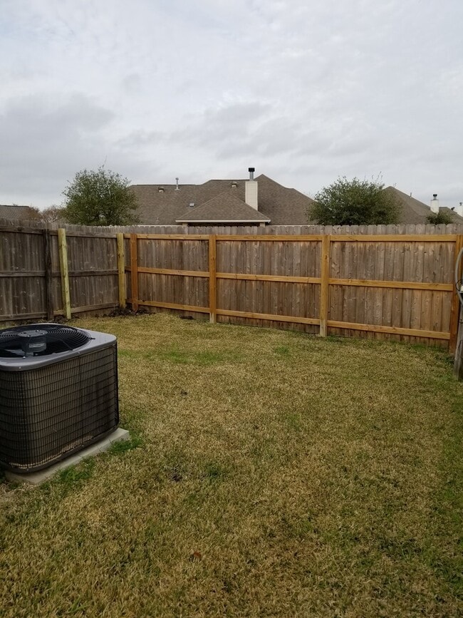 Building Photo - College Station - 3 Bedroom - 3 Bath - Duplex - Fenced Yard.