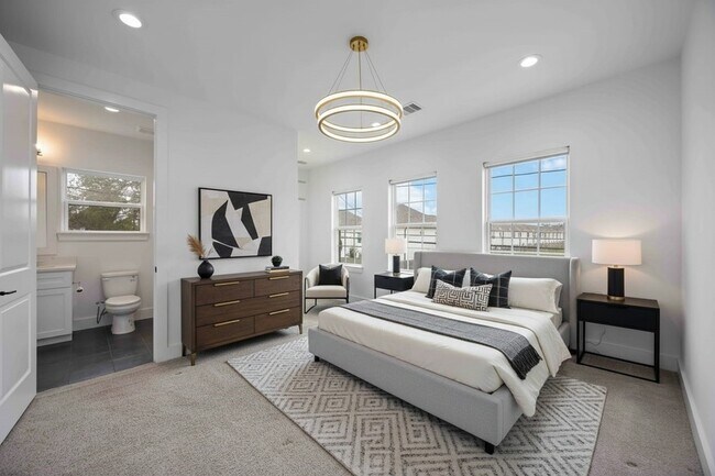 Building Photo - 2215 Mansfield St