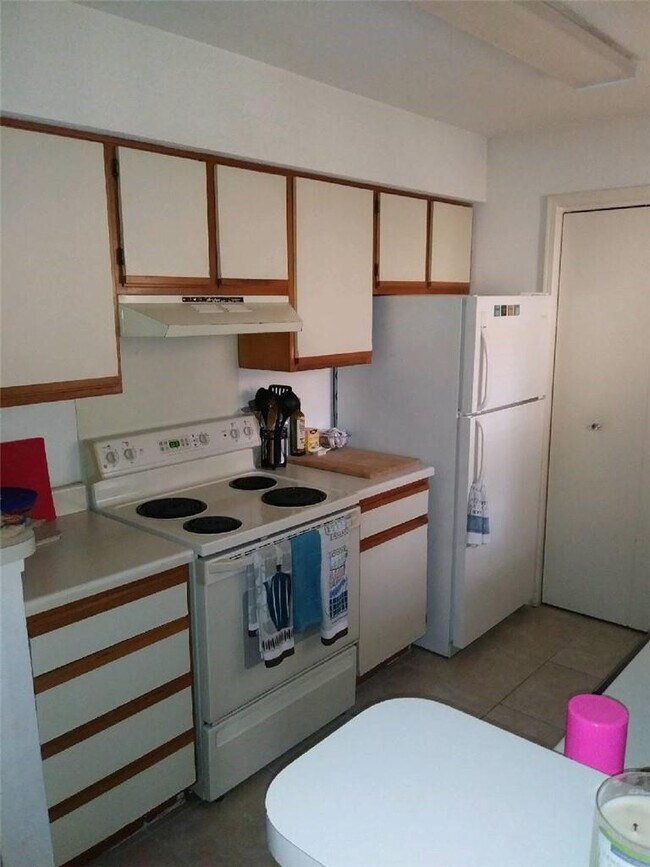 Building Photo - 833 Riverside Dr