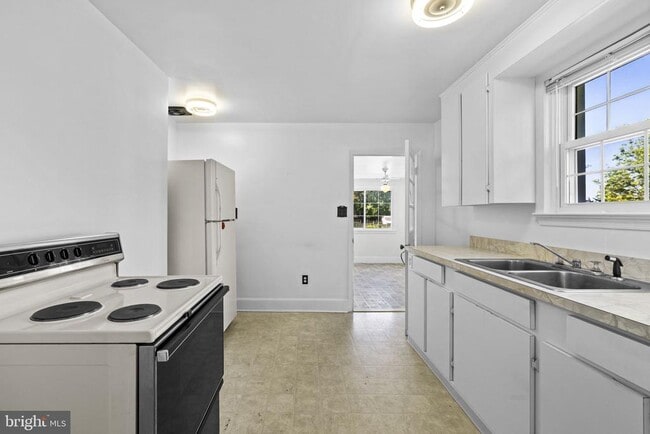 Building Photo - 2917 1st St