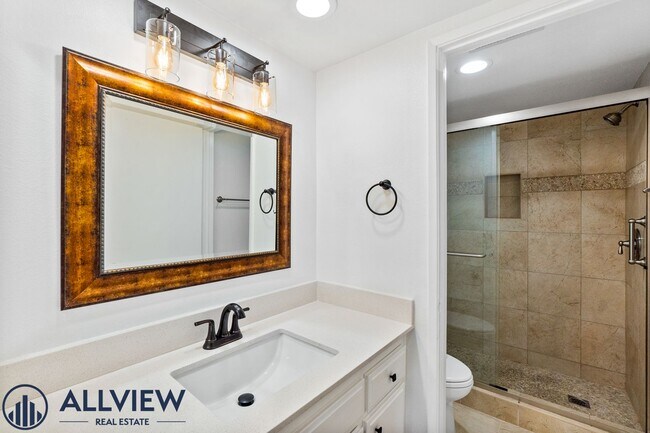 Building Photo - Remodeled 2 Bed, 2 Bath Condo with Ocean V...