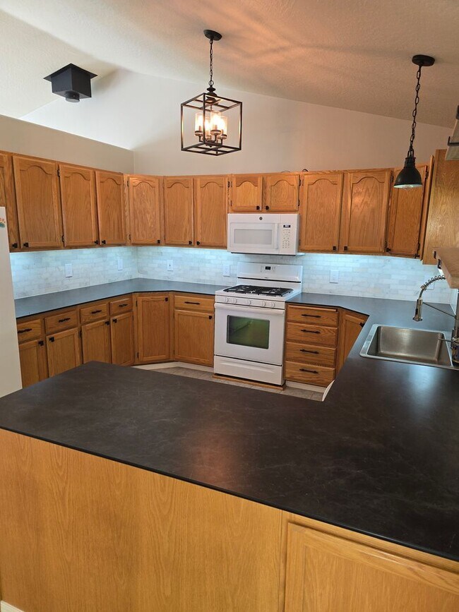 Building Photo - Beautiful home in desirable Riverside Harbor.