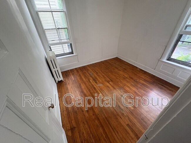 Building Photo - 130 5th Ave