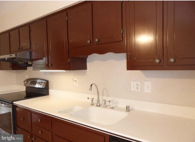 Building Photo - 9400 Tiller Dr