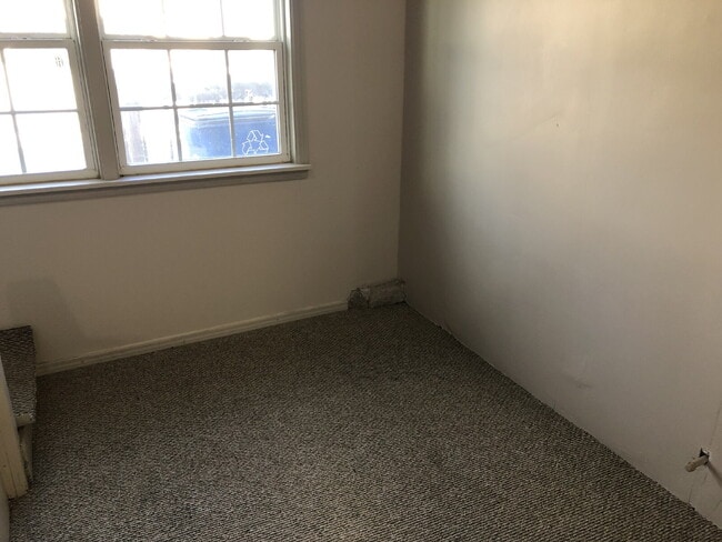 Building Photo - Cute midtown 3 bedroom, 1 bath home