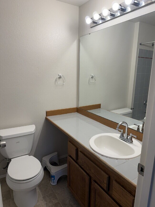 Building Photo - 2 Bedroom Townhome in Kent, Available for Immediate Move In