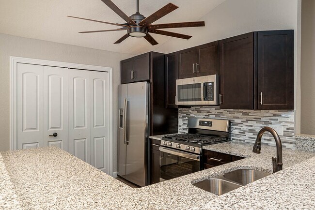 Building Photo - 746 Hilltop Ln