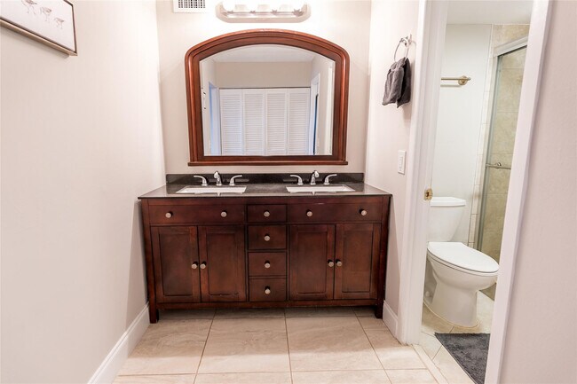 Building Photo - 401 Golden Isles Dr