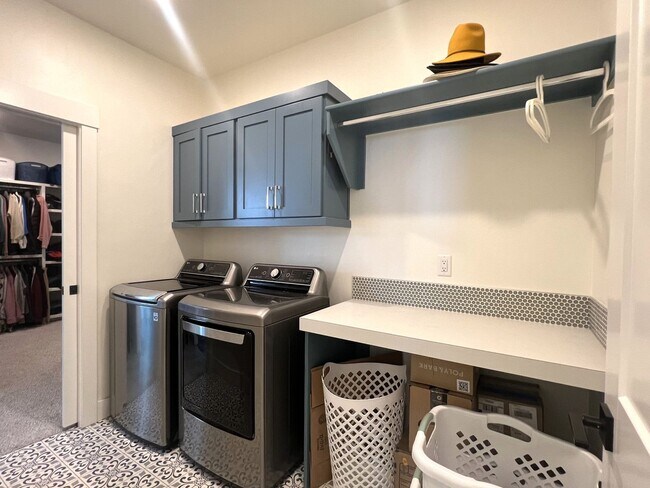 Building Photo - Gorgeous 3 bed 2 ba home in the perfect Me...