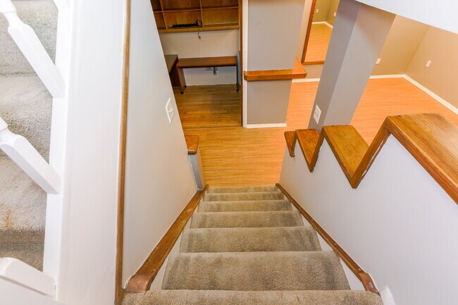 Building Photo - Bright and Spacious Townhome Living Near Reston
