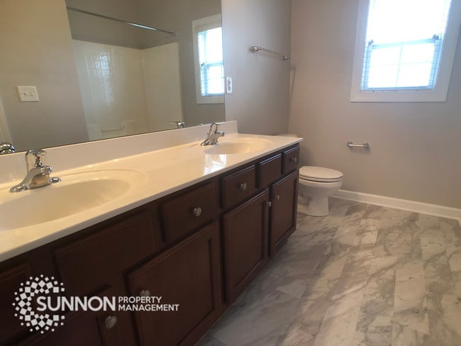 Building Photo - Gorgeous 4 BR 3 BA + Bonus in Winding Walk