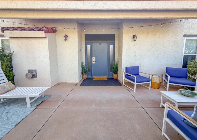 Building Photo - 2 Bedroom Townhouse in a Resort Style Community! All Utilities Included!