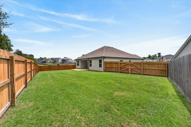 Building Photo - Like New Three Bedroom with Bonus!