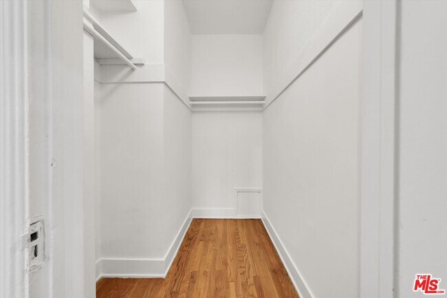 Building Photo - 858 1/2 S Gramercy Pl