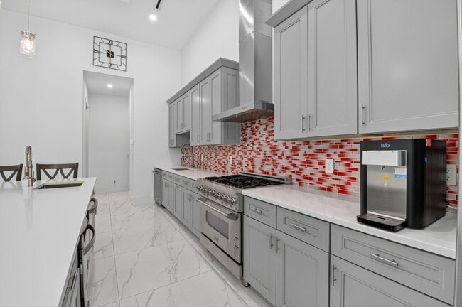 Building Photo - 711 NE 6th St