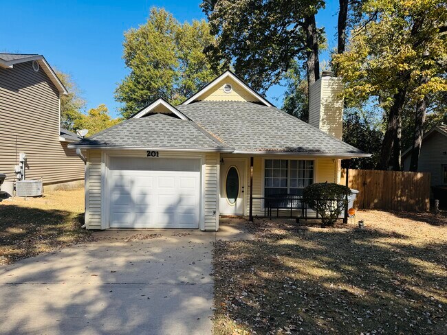 Front - 201 Austin Cir