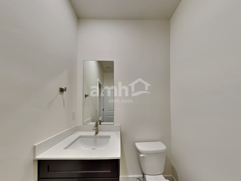 Building Photo - 752 S Rocker Ave