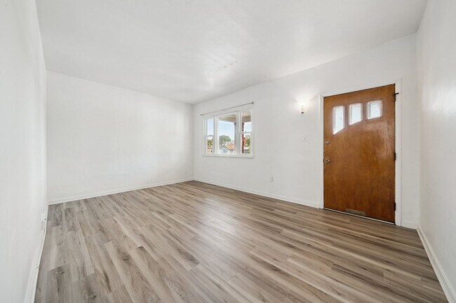 Building Photo - Stunning 3 Bedroom home in Greensburg!