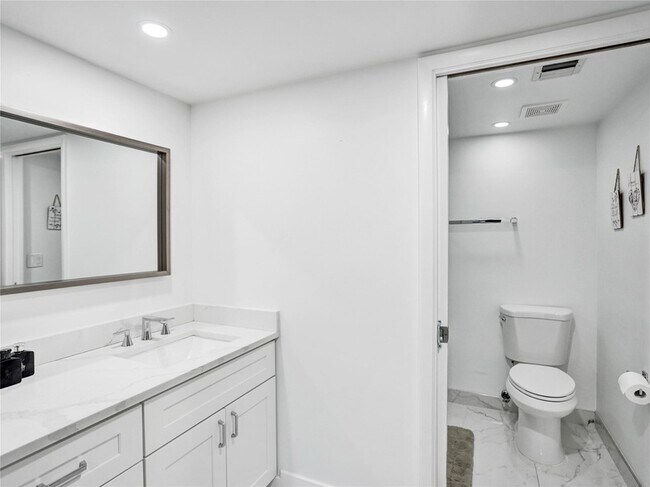 Building Photo - 6073 Balboa Cir