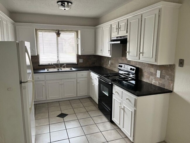 Building Photo - 3 Bed 2 Bath Home For Lease NOW!!