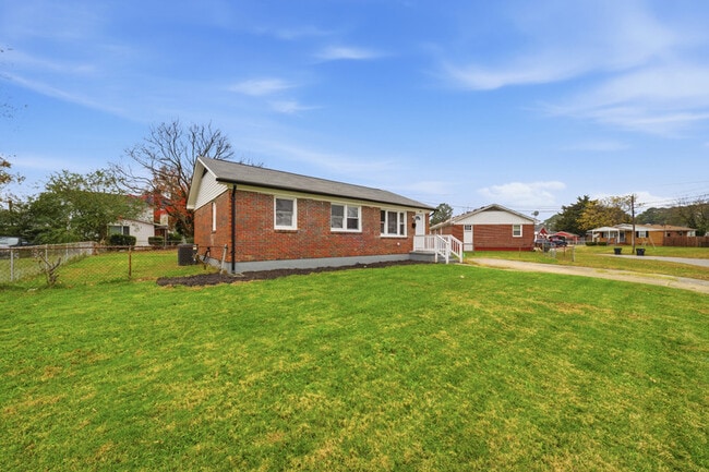 Building Photo - 913 Dandridge Dr