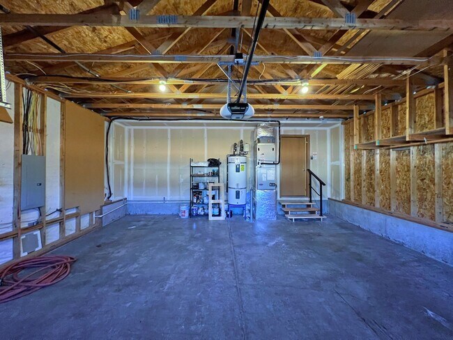 Building Photo - Price Drop!-Exceptional 2200 sq ft Three Bedroom 2 Bath Rambler in Fed Way - with A/C