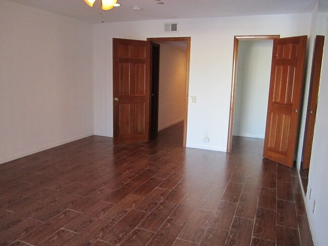 Building Photo - Los Caballeros #015