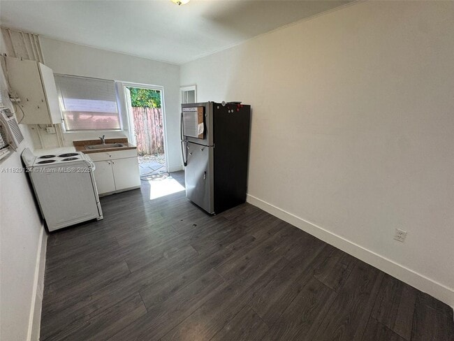 Building Photo - 2700 SW 62nd Ave
