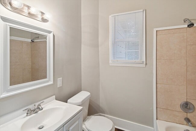 Building Photo - Large Downtown 3BR/2BR House Walking Distance to Forsyth Park